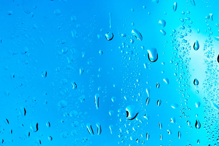 玻璃雨蓝色背景上滴