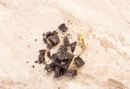 瓷砖的大理石背景上的黑巧克力