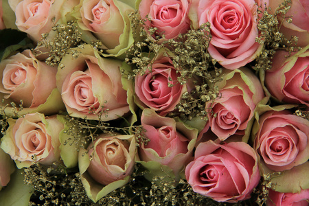 在新娘安排混合粉红玫瑰