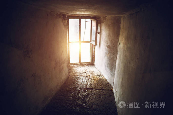 黑暗的曲线走廊和整面墙,光从窗口中,角度大窗口