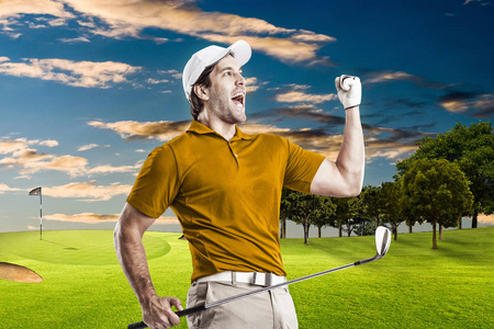 高尔夫选手穿橙色衬衫