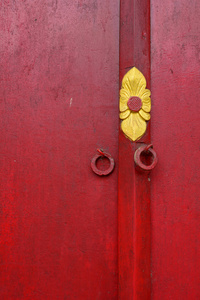 在高棉寺庙纹理红色木门