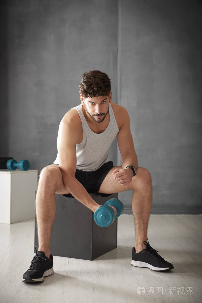在健身房的男人举哑铃