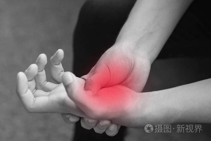 男子患扣扳机的手指关节炎手腕疼痛