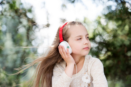 可爱的小女孩享受音乐使用头戴式耳机
