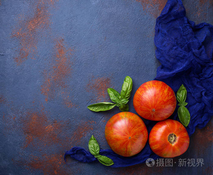 新鲜的番茄在蓝色生锈背景