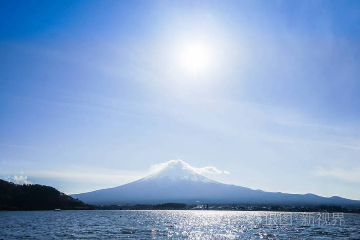日本的富士具有里程碑意义山与明亮的阳光下,在湛蓝的天空