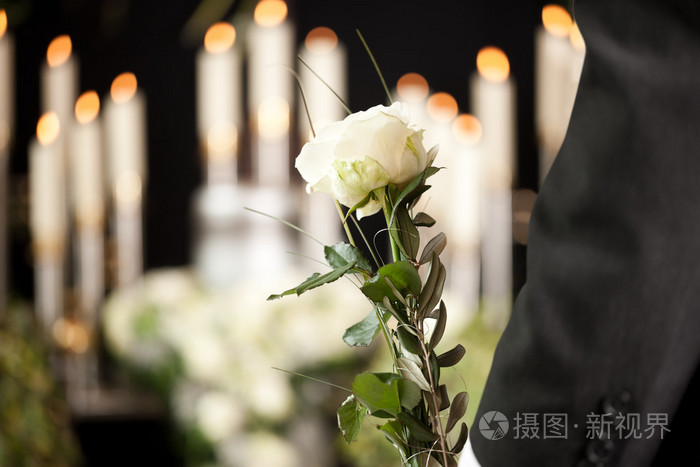 悲伤-白玫瑰在瓮的葬礼上的男人