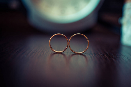 两个结婚戒指在无限符号。爱情观