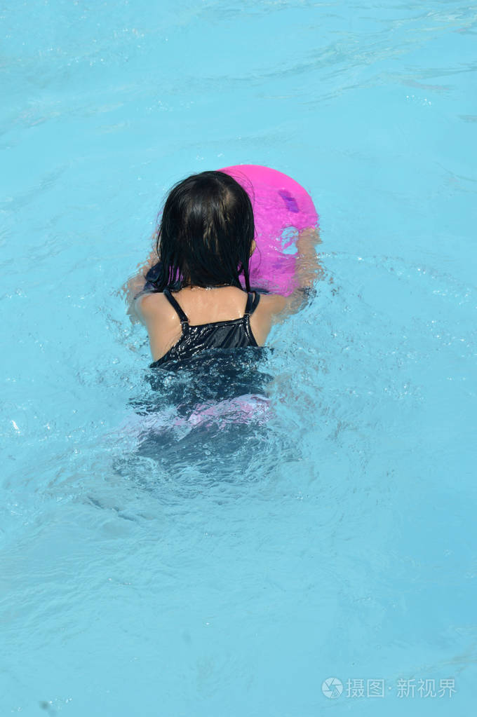 小女孩游泳无忌图片