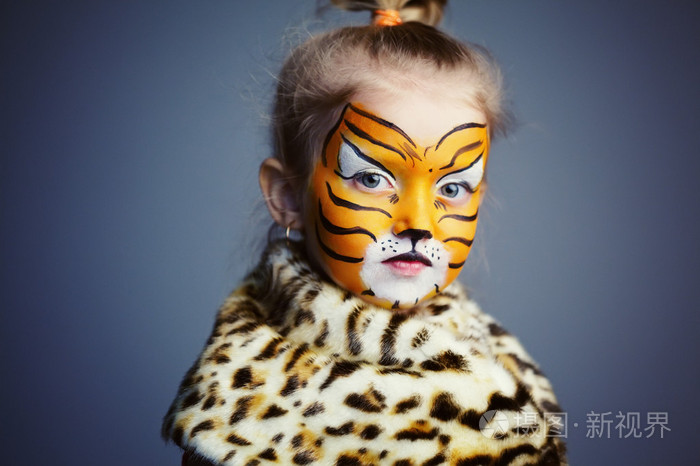 老虎服的小女孩