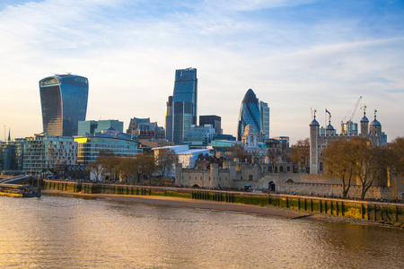 伦敦，英国，2015年4月30日从塔上俯瞰伦敦市。