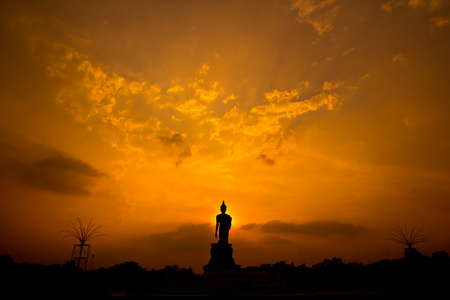 在日落的佛雕像剪影照片