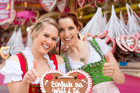 在艺术节上的巴伐利亚传统服装的妇女