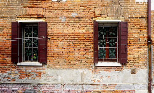 两扇窗户用砖腐烂墙建设