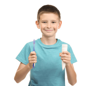 用牙刷和粘贴在白色背景上的可爱男孩。牙齿清洁概念