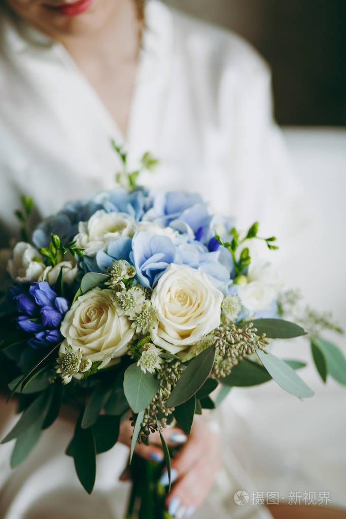新娘在婚礼上举行盛大的婚礼花束