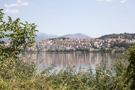 一个高山湖泊和城市的全景图