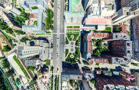 与空中城市景观 十字路口 道路 房屋 建筑物 公园及停车场。阳光灿烂的夏天全景图像