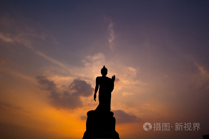 在日落的佛雕像剪影