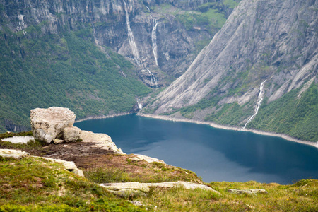 查看附近 Trolltunga 到峡湾和水挪威