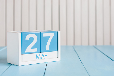 五月二十七日。 5月27日白色背面木制彩色日历图像