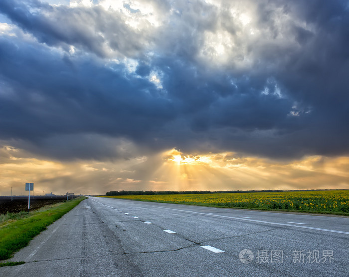 在多云的天气里路