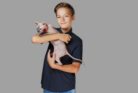 情感的小男孩抱着只猫
