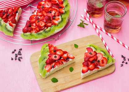 草莓和猕猴桃西瓜形状中的海绵蛋糕