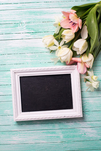 郁金香和水仙花和黑板