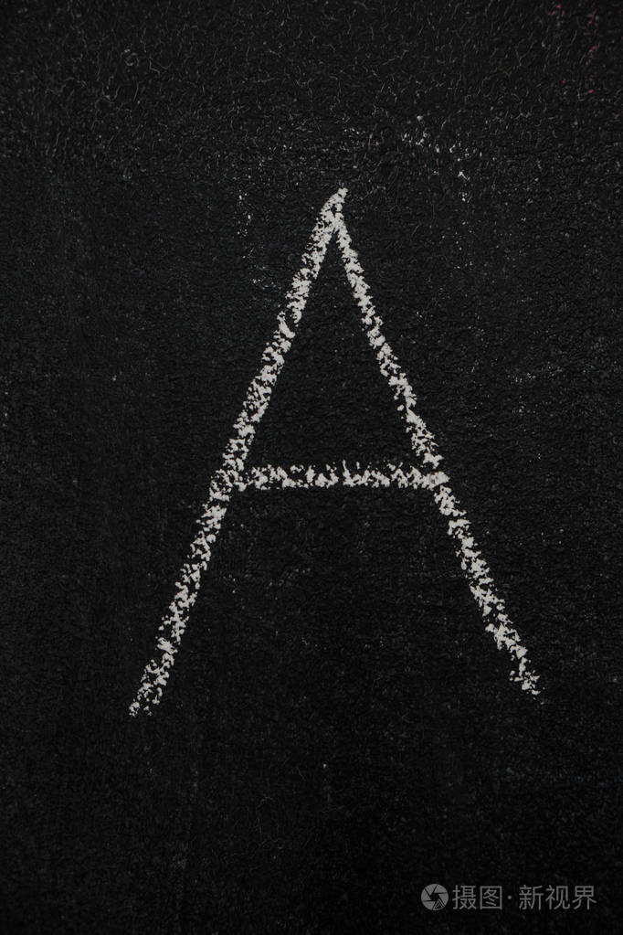 在黑色的黑板上的字母a