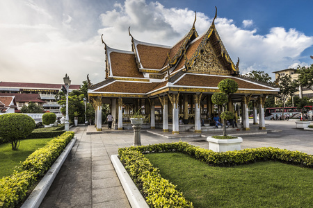 扫管笏 ratchanaddaram 和 loha 波罗萨金属宫殿在曼谷，泰国