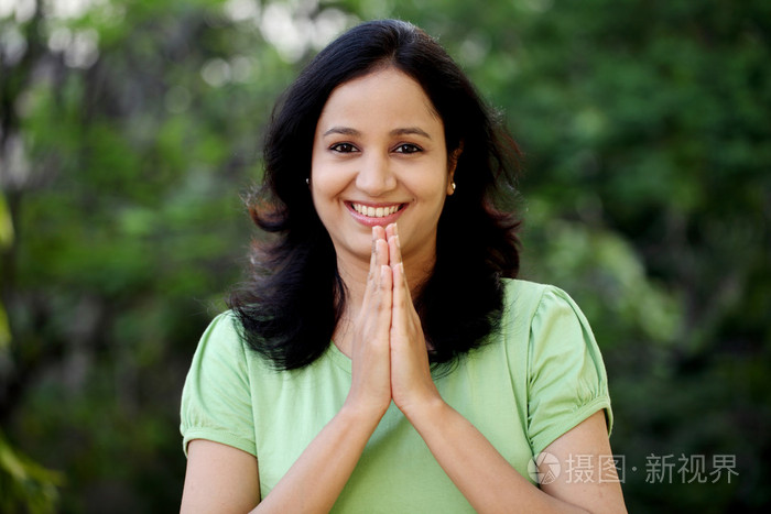 幸福的年轻女人,问候"namasthe"的手势照片-正版商用图片0e3j5m-摄图