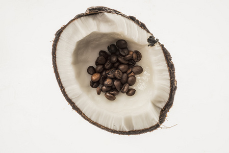新鲜的椰子上白色, 孤立咖啡豆