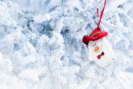 雪的树枝上挂着的圣诞雪人袜子