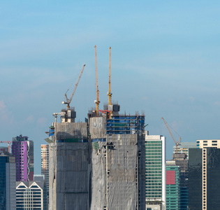 b 现代城市视图的中心建筑工地起重机