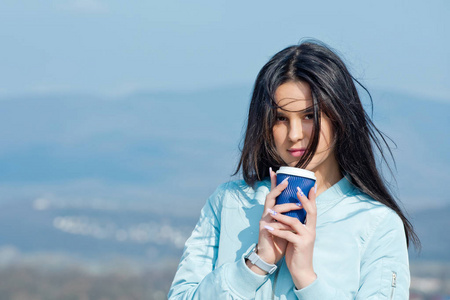 的女人户外拿着杯子