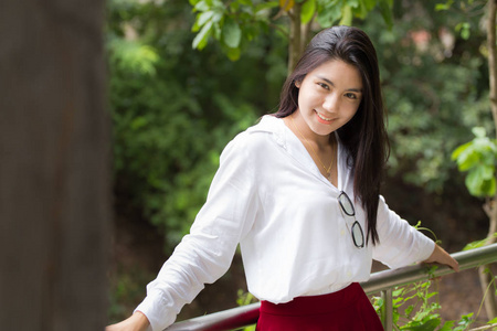 一个美丽的年轻亚洲女子在公园里的一幅肖像