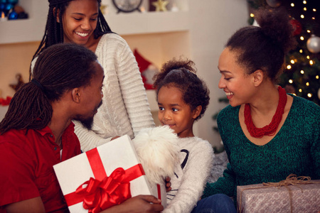 非洲裔美国家庭交换圣诞礼物