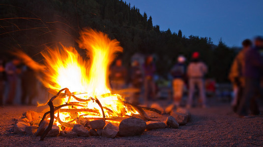 山中的篝火晚会照片