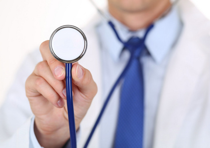 手拿听诊器的医生医疗图片