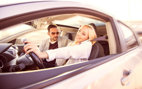 朋友开车男图片