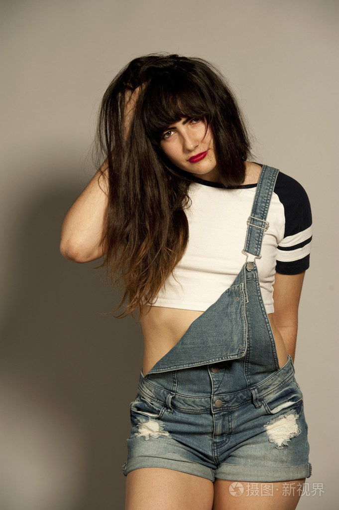 在工作服的华丽年轻黑妞