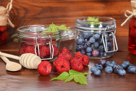 蓝莓和覆盆子放在罐子里冬天喝茶