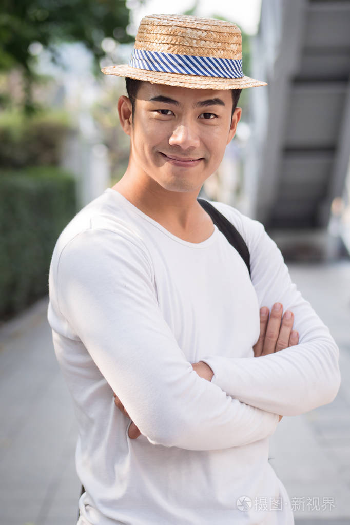 快乐微笑男人旅行者肖像手臂交叉的手势