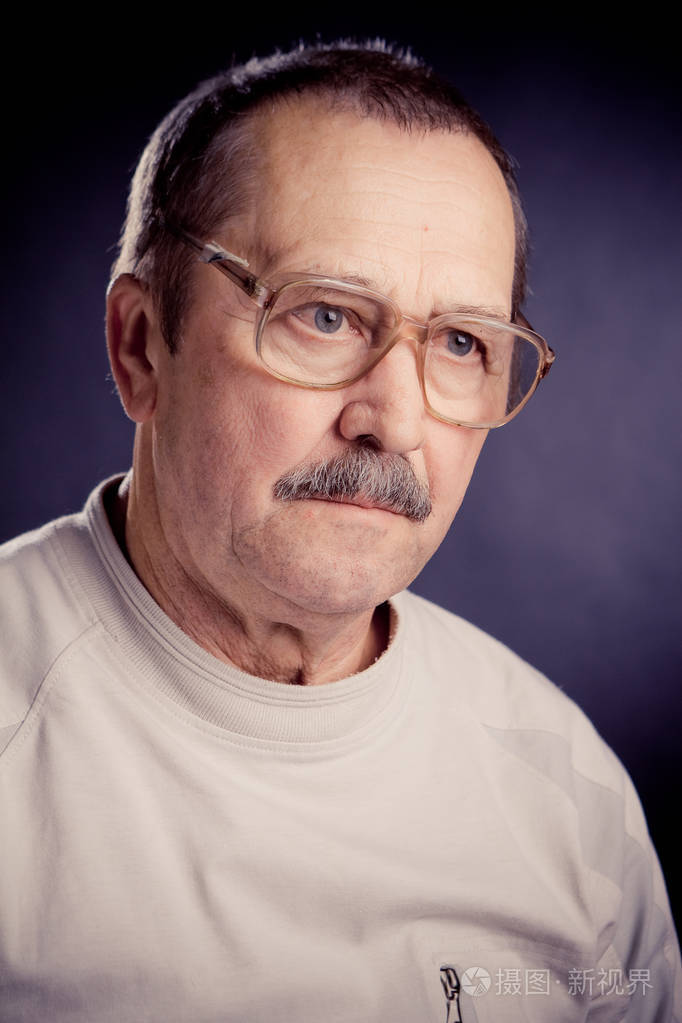 戴着眼镜的情感老男人的肖像