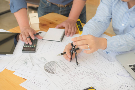 规划专家建筑师或规划师工作图纸施工计划上照片