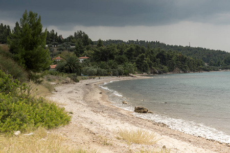 Litheri 海滩上遮阳伞和半岛，Chalkidiki，中央马其顿的全景视图