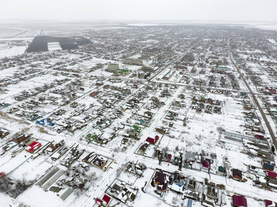 冬季从村庄的鸟瞰图。街道上覆盖着白雪