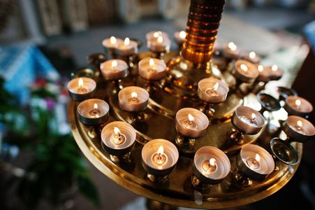 蜡烛在教会里的特写照片